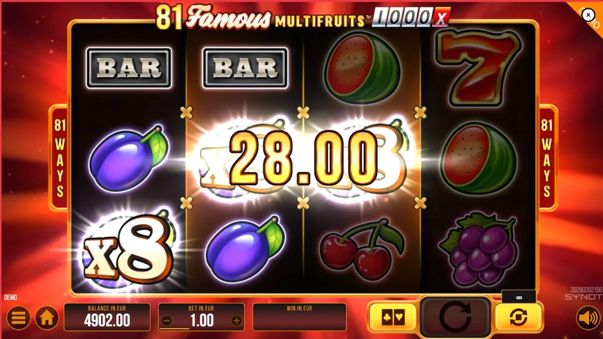 Interface do slot 81 Famous Multifruits 1000 com símbolos de frutas e setes brilhantes